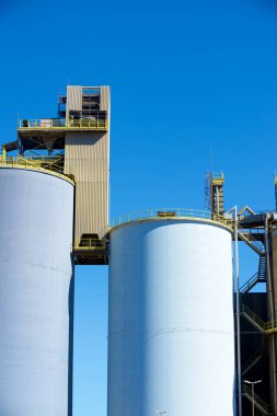 İspanya 'nın Zaragoza Eyaleti, Morata de Jalon' daki çimento fabrikasının dışında.