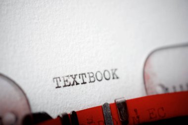 Daktiloyla yazılmış ders kitabı kelimesi.