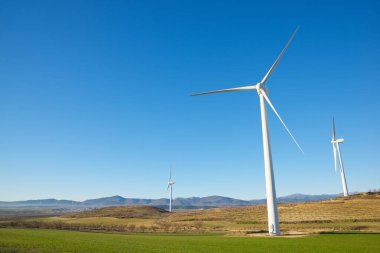 Sürdürülebilir elektrik üretimi için rüzgar türbinleri jeneratörleri