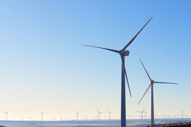 İspanya 'da elektrik üretimi için yel değirmenlerinin siluetleri.