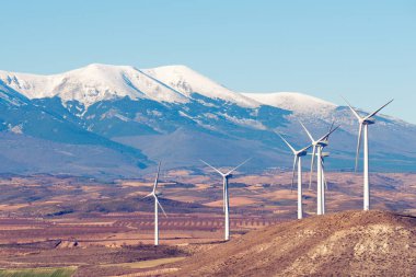 Rüzgar türbinleri yeşil elektrik üretimi için jeneratörler ve İspanya 'da Moncayo zirvesi.