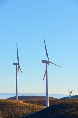 İspanya 'da elektrik üretimi için yel değirmenlerinin siluetleri.