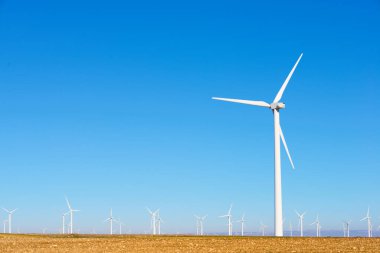 Temiz elektrik enerji üretimi için rüzgar türbinleri jeneratörleri