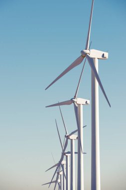 Sürdürülebilir elektrik üretimi için rüzgar türbinleri jeneratörleri