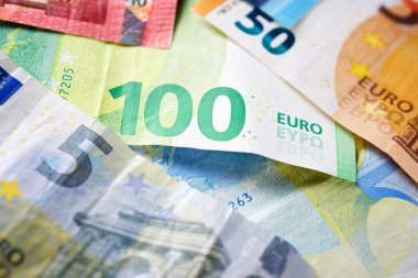 Avrupa Birliği banknotları bir masaya istiflenmiş