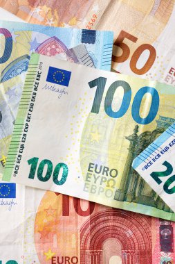 Avrupa Birliği banknotları bir masaya istiflenmiş