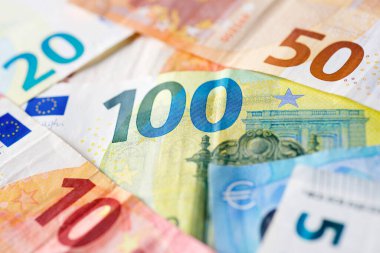 Avrupa Birliği banknotları bir masaya istiflenmiş