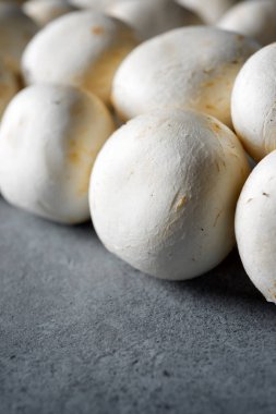 Masaya yığılmış yenilebilir mantarlar.