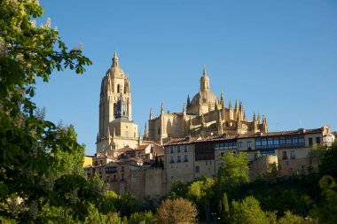 İspanya 'daki Castilla Leon' un Segovia şehrindeki katedralin manzarası.
