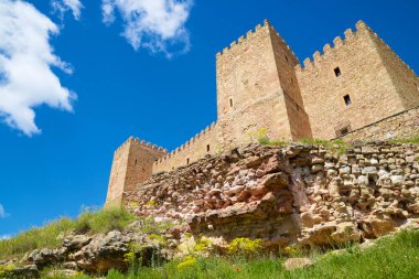 Siguenza kalesinin dış görünüşü, bugün İspanya 'da Castilla La Mancha, Guadalajara Eyaleti' nde lüks bir devlet oteli olarak kullanılıyor.