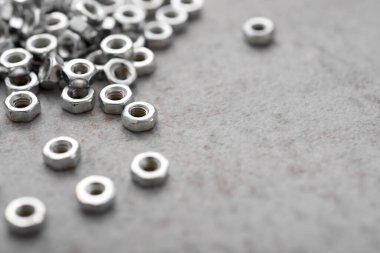 Bağlayıcıları tamir etmek için metal fındıkları kapatın.
