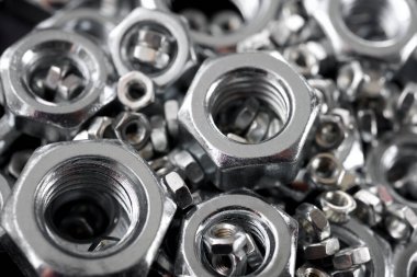 Bağlayıcıları tamir etmek için metal fındıkları kapatın.