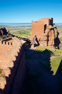 Teruel Eyaleti 'ndeki Peracense kalesi ve açık gökyüzü, İspanya' daki Aragon.