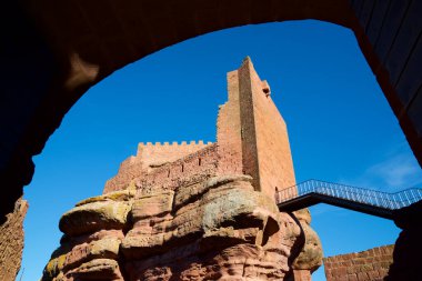 Teruel Eyaleti 'ndeki Peracense kalesi ve açık gökyüzü, İspanya' daki Aragon.