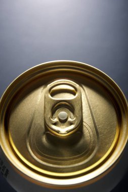 Gri bir masanın üzerindeki altın bira kutusuna yakın çekim