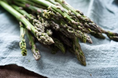 Mavi çay havlusunda bir grup yabani kuşkonmaz..