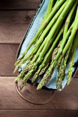 Metal tepside bir grup yabani kuşkonmaz