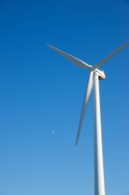 Sürdürülebilir elektrik üretimi için rüzgar türbinleri jeneratörü