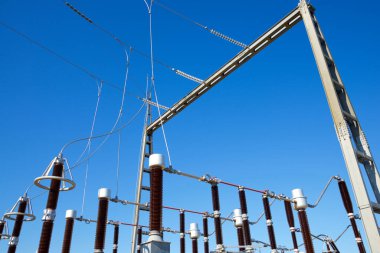 Enerji dağılımı ve mavi gökyüzü için elektrik alt istasyonu