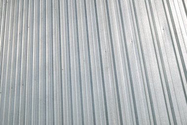 Bir fabrikanın galvanize metal cephesine yakın çekim.