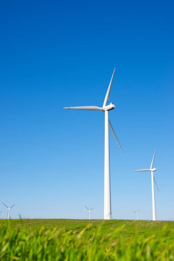 Sürdürülebilir elektrik enerji üretimi ve yeşil çayırlar için rüzgar türbinleri jeneratörleri
