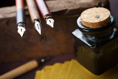 Retro yazma için uçlu kalemlerin yakın plan görüntüsü.