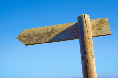 Direkte tahta ok yön ve açık mavi gökyüzünü gösteriyor..