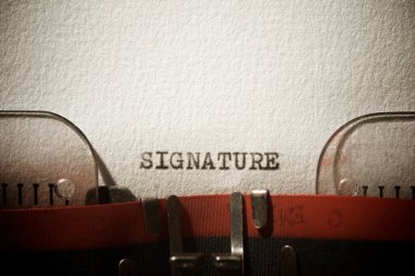 Daktiloyla yazılmış imzalı sözcük.