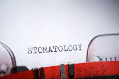 Daktiloyla yazılmış Stomatoloji kelimesi.