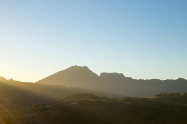Huesca Eyaleti Canfranc Vadisi 'nde bir dağ manzarasının gün batımında siluet, İspanya' da Pireneler.