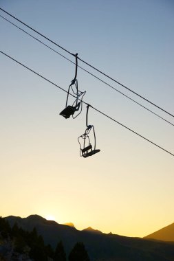 Yaz boyunca İspanya 'da Aragon, Canfranc Vadisi' nde boş bir teleferik..
