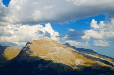 Canfranc Vadisi 'nde yaz dağı, İspanya' da Pireneler.