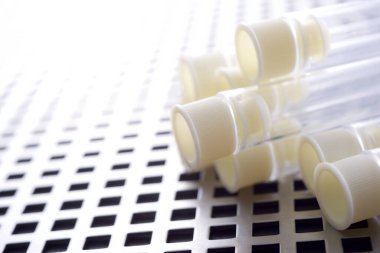 Metal bir ızgara yüzeyindeki plastik test tüplerini kapatın.