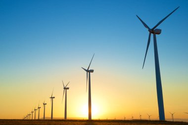 Güneş doğarken sürdürülebilir elektrik üretimi için rüzgar türbini jeneratörleri