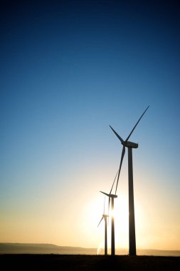 Güneş doğarken sürdürülebilir elektrik üretimi için rüzgar türbini jeneratörleri