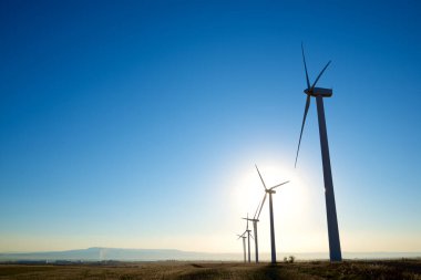 Güneş doğarken sürdürülebilir elektrik üretimi için rüzgar türbini jeneratörleri