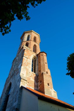 Macaristan, Budapeşte 'deki St. Mary Magdalene Kilisesi' nin çan kulesi manzarası.