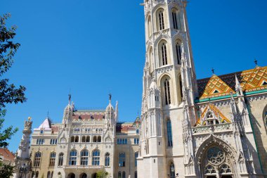 Matthias Kilisesi 'nin Budapeşte, Macaristan' daki Balıkçı Kalesi 'ndeki dış görünüşü.