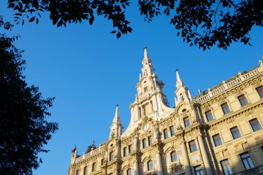 Ünlü Cafe New York 'un bulunduğu lüks otelin dış görünüşü.