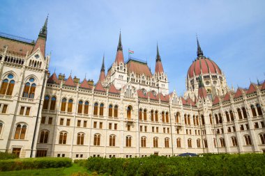Macaristan 'ın Budapeşte kentindeki ulusal parlamentonun dış görünümüne yakın çekim.