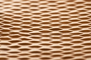 Hassas nesneleri paketlemek için kullanılan karton kaplama ile soyutlama oluşturuldu.