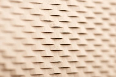 Hassas nesneleri paketlemek için kullanılan karton kaplama ile soyutlama oluşturuldu.