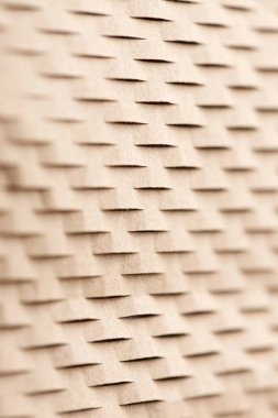 Hassas nesneleri paketlemek için kullanılan karton kaplama ile soyutlama oluşturuldu.