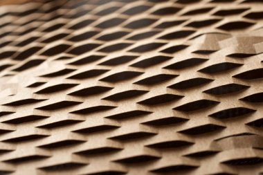 Hassas nesneleri paketlemek için kullanılan karton kaplama ile soyutlama oluşturuldu.