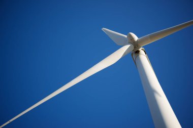 Sürdürülebilir elektrik üretimi için rüzgar türbini jeneratörü