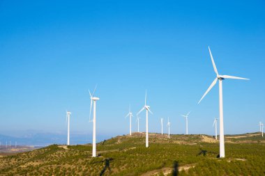 Sürdürülebilir elektrik üretimi için rüzgar türbinleri jeneratörleri