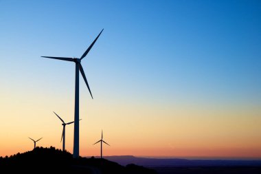 Sürdürülebilir elektrik üretimi için rüzgar türbini jeneratörleri