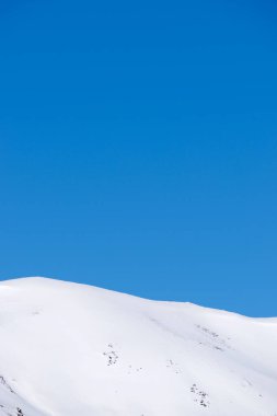 Pireneler 'deki karlı dağlar, Tena Vadisi, Aragon, Huesca Eyaleti, İspanya.