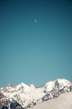 Pireneler 'deki karlı dağlar, Fransa' daki Ossau Vadisi.