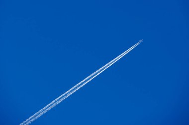 Ticari bir uçağın uyanışı ve bulutsuz bir gökyüzü